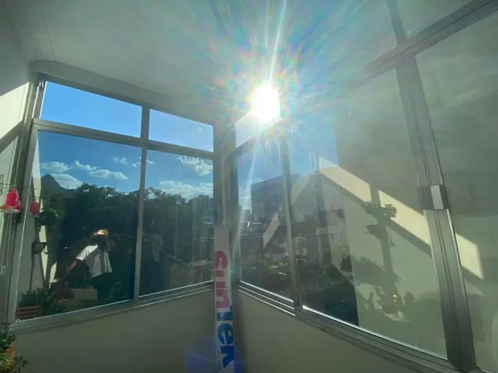 Teto e vidros com película de redução de calor aplicada pela Edu Film