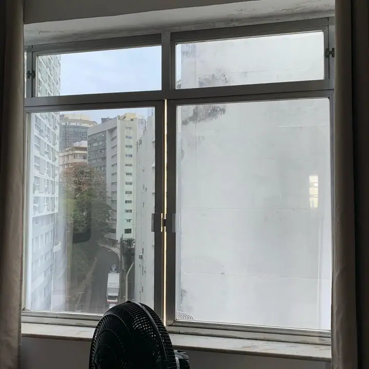 Vidro com película jateada aplicada pela Edu Film