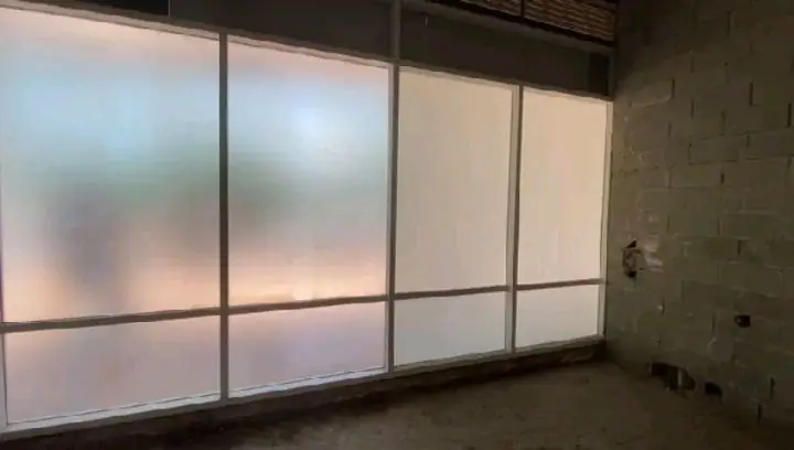 Vidro com película jateada aplicada pela Edu Film