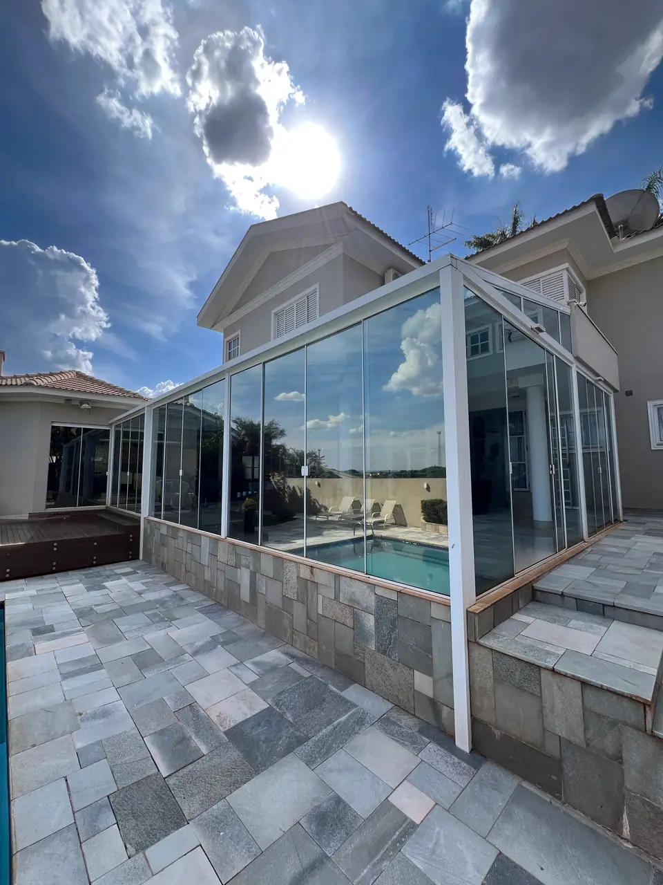 Área envidraçada da piscina com película de controle solar