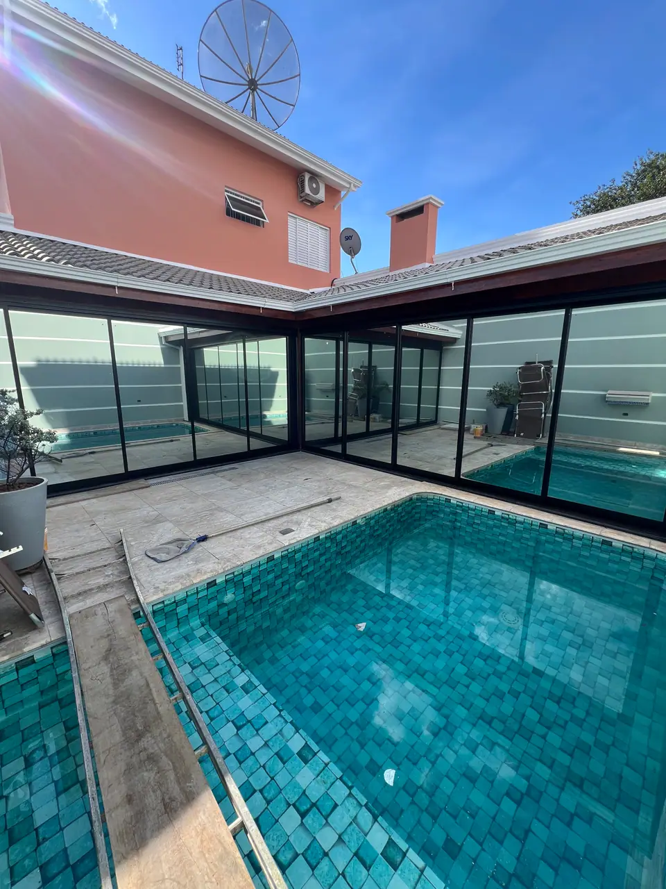 Vidros em volta da piscina com película de controle solar