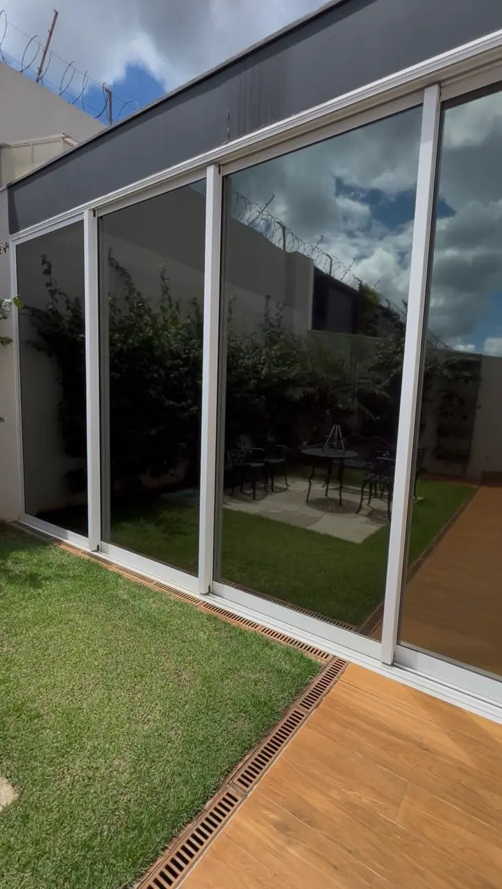 Porta de correr voltada para o jardim com película
