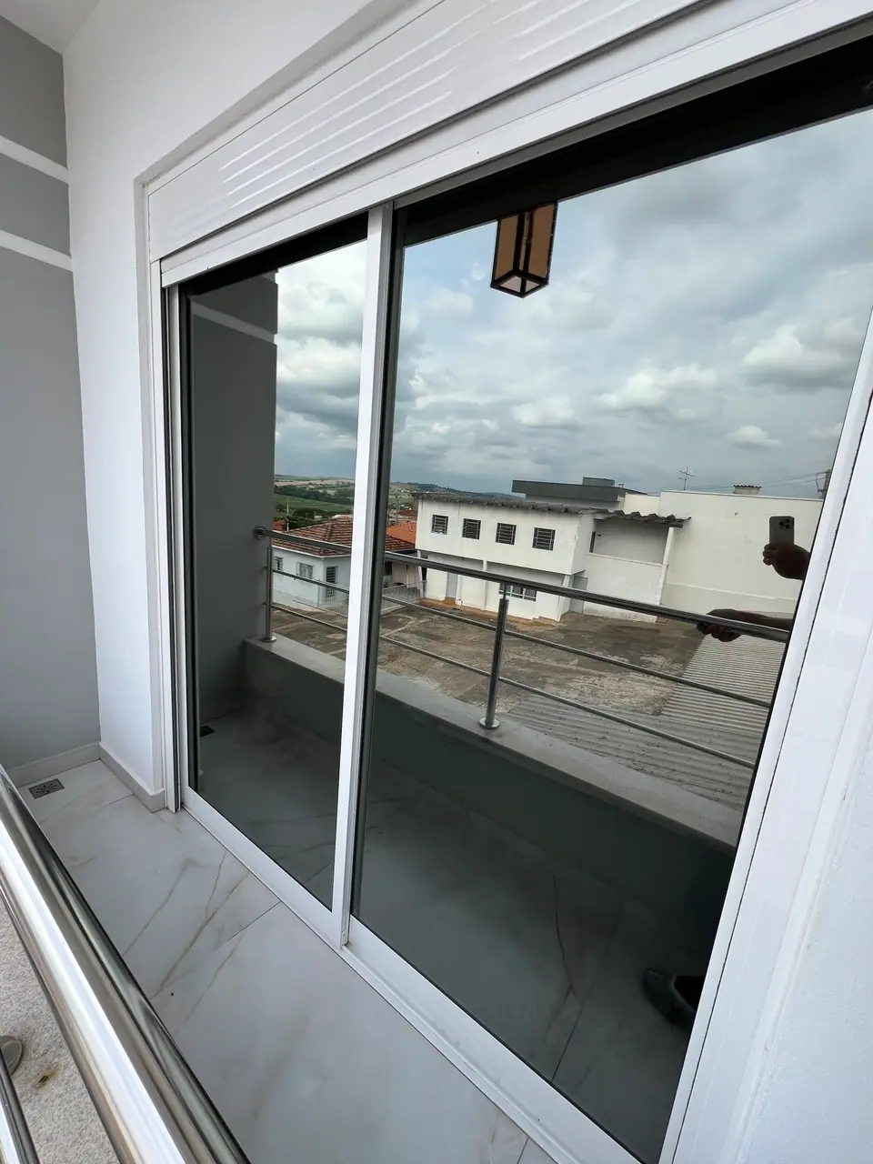 Porta de correr da varanda com película nos vidros