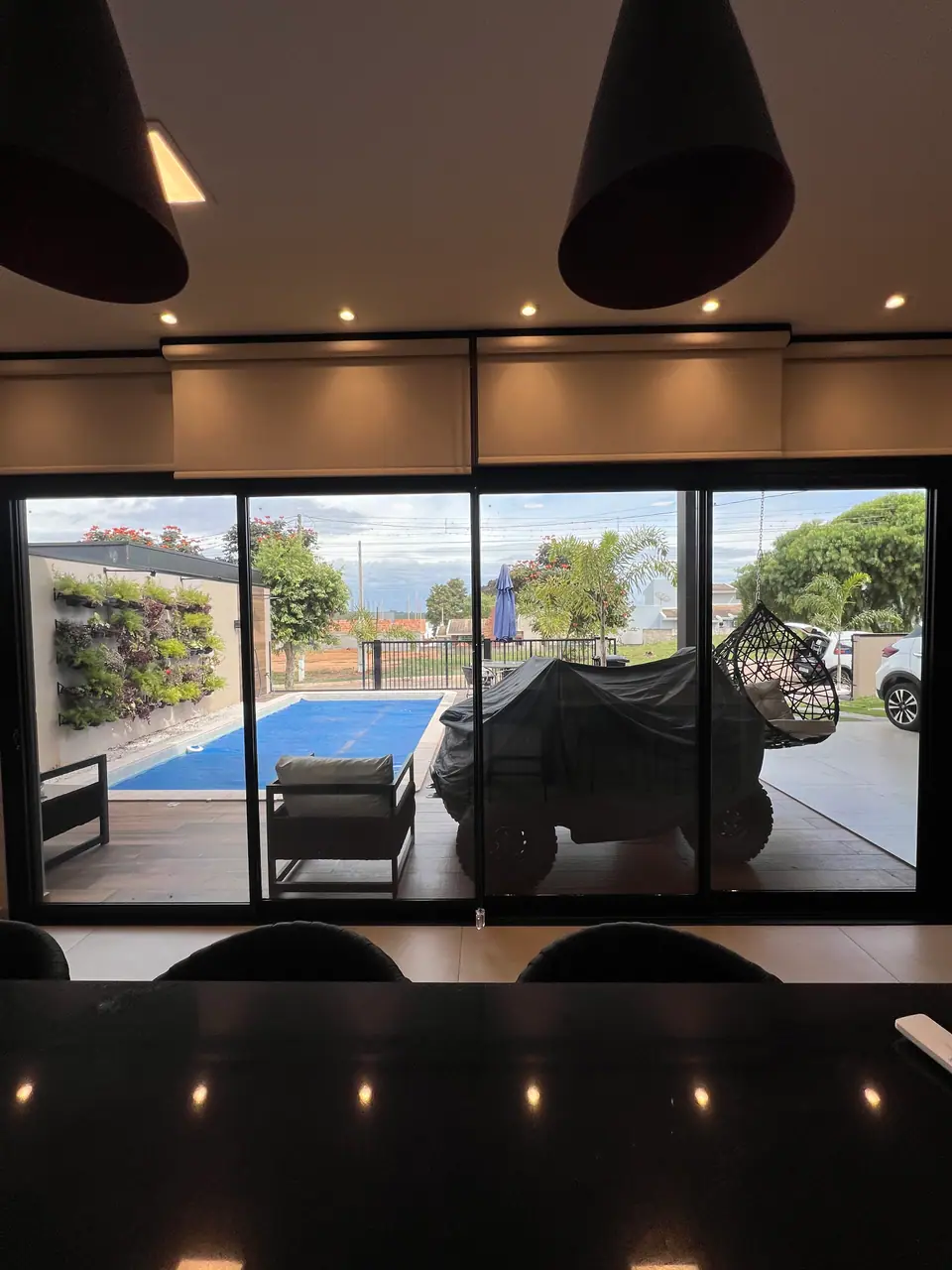 Área gourmet vista de dentro, com película de controle solar nos vidros
