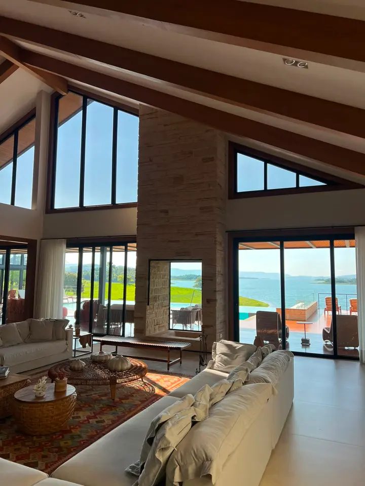 Sala de pé-direito alto com película nos vidros