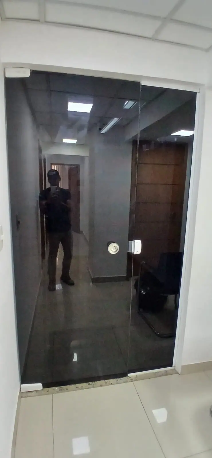 Película escura em portaria de vidro