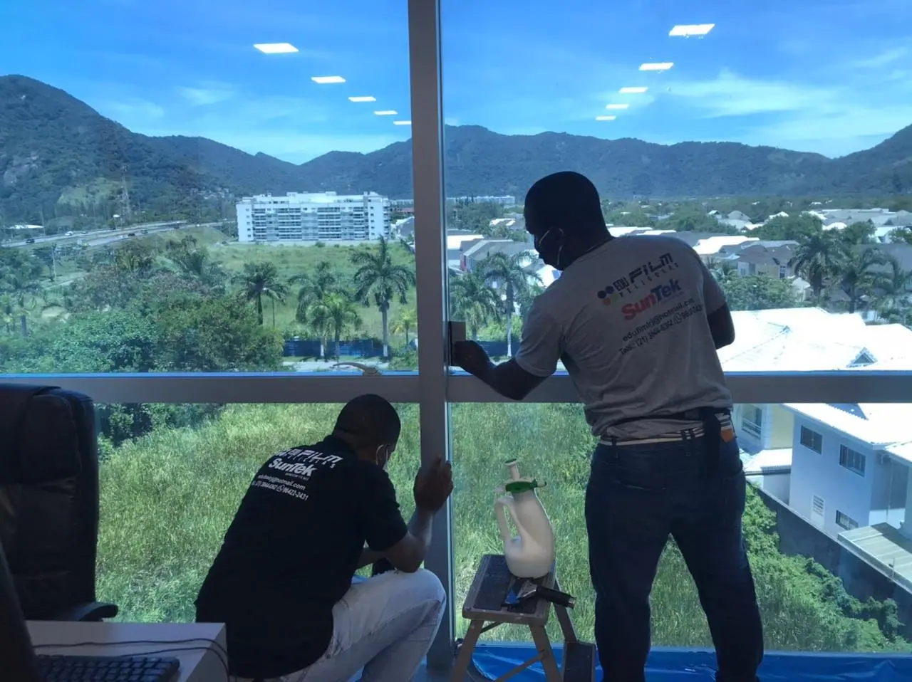 Instaladores da Edu Film aplicando película em janela de vidro no Rio de Janeiro