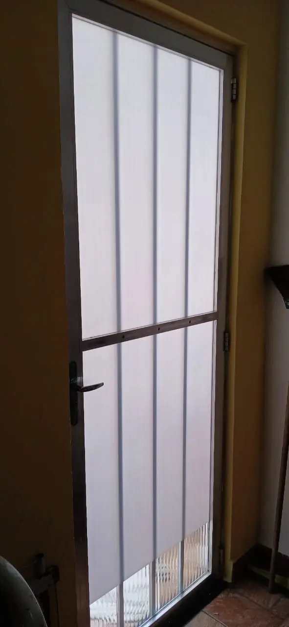 Película Jateada em porta de vidro