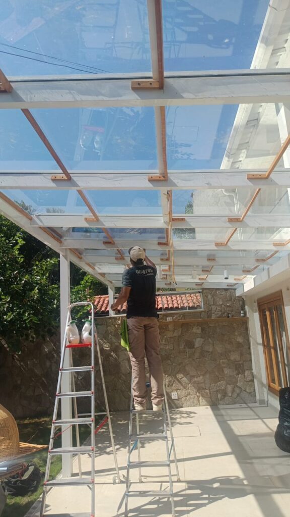 Película para teto de vidro: como reduzimos o calor em uma área de lazer e devolvemos conforto ao ambiente 2 teto de vidro pergolado pelicula controle solar protecao uv 2